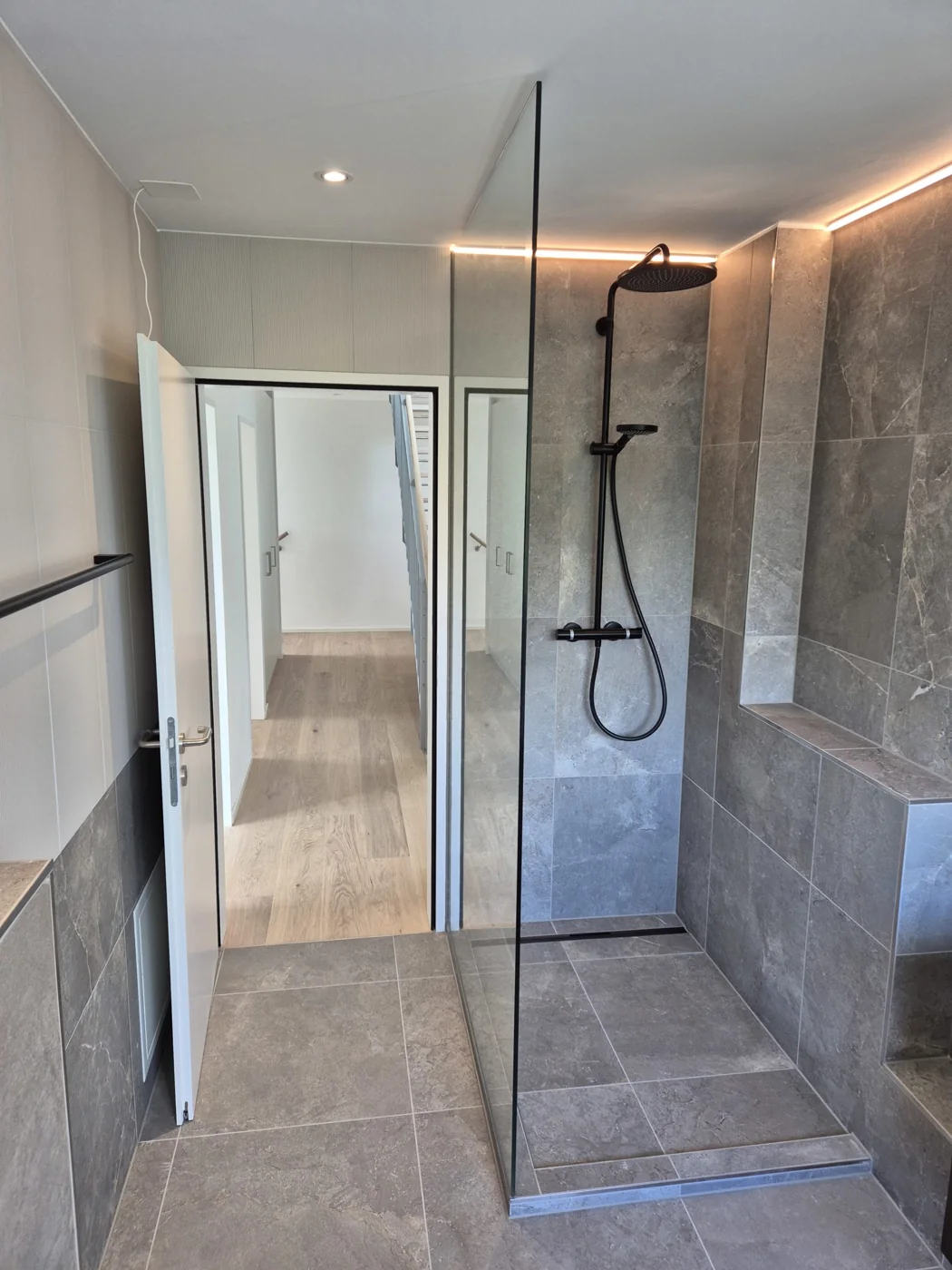 Walk-in-Dusche mit Glaswand aus dem EA-Portfolio