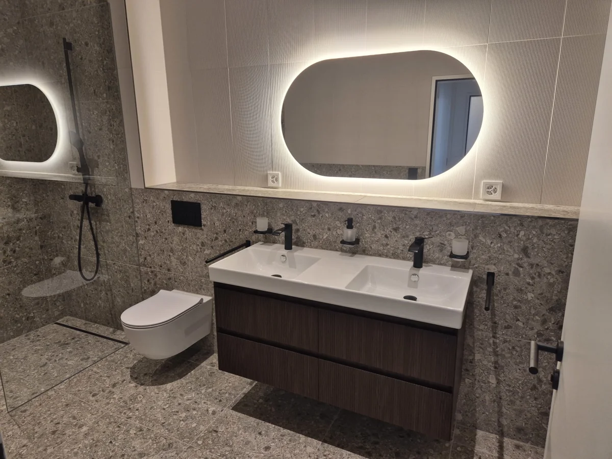 Waschtisch und Sanitärarmaturen in einem Badezimmer aus dem EA-Portfolio
