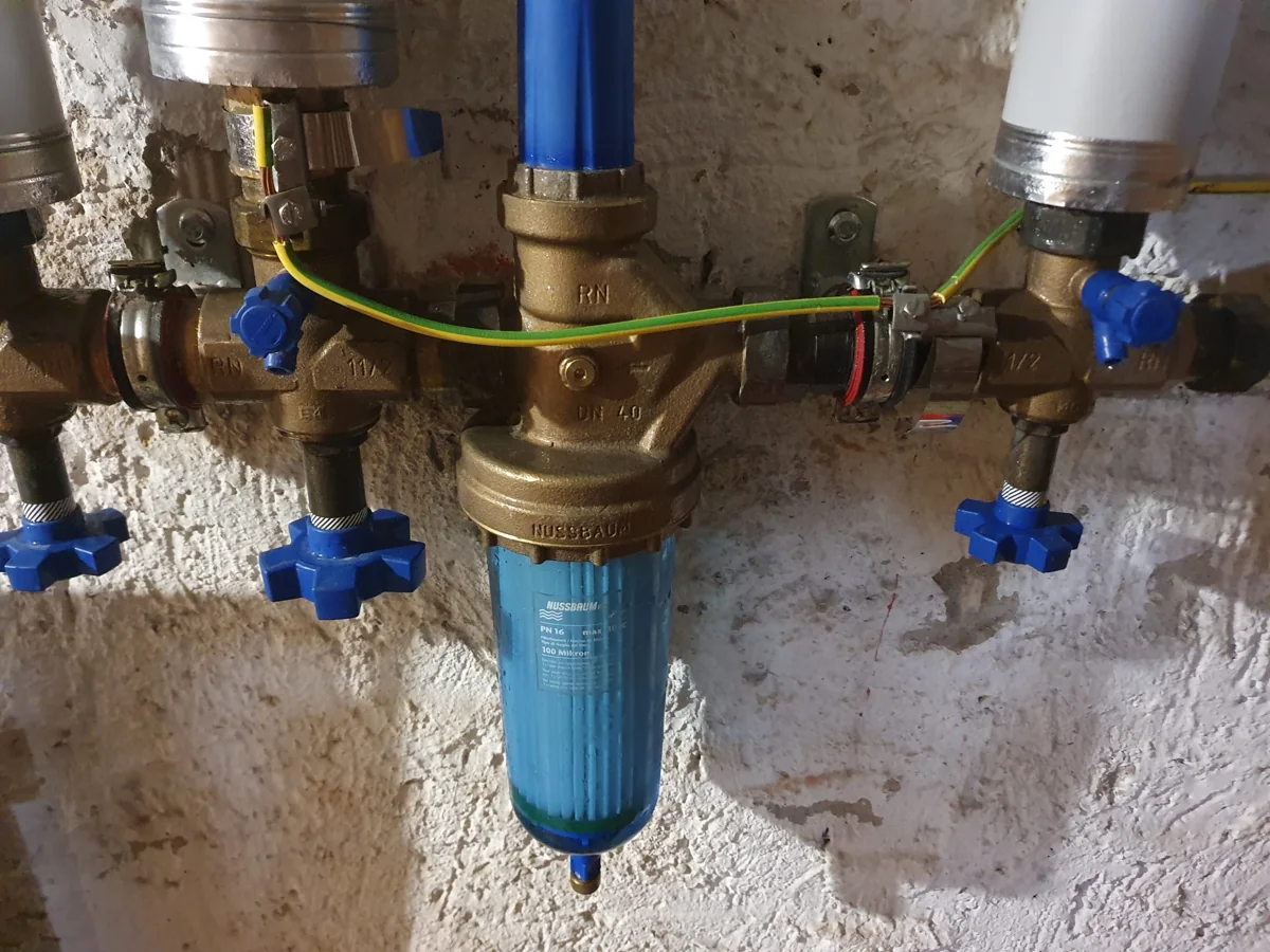Wasserfilter und Armaturen einer Sanitärinstallation aus dem EA-Portfolio